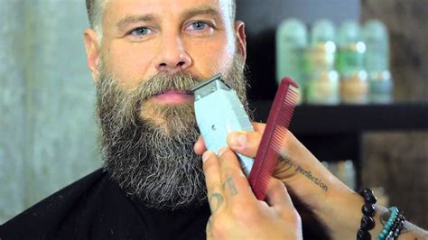 If your big, glorious beard is getting a little out of hand during quarantine, here are four you need to trim and shape the beard, even when it's growing or fully grown, in order to keep it looking sharp. Tailler sa barbe - les conseils indispensables - OBSiGeN