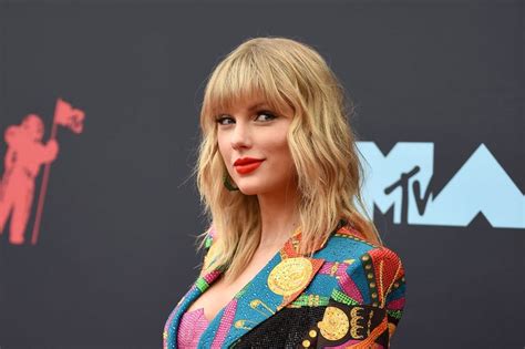 Taylor Swift Surprises Nurse With Note And Ts