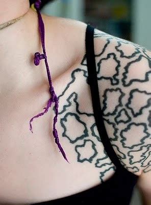 Four birds have been tattooed along the bottom of the collar. Infinity Tattoo Designs: Tattoos On Collar Bone For Girls