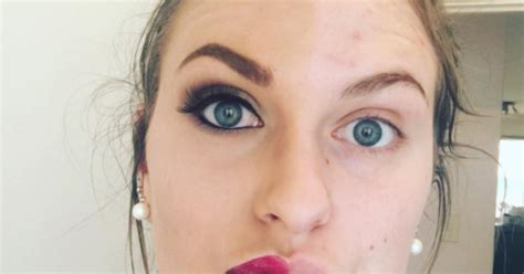 16 Frauen Zeigen Eine Hälfte Ihres Gesichts Ungeschminkt