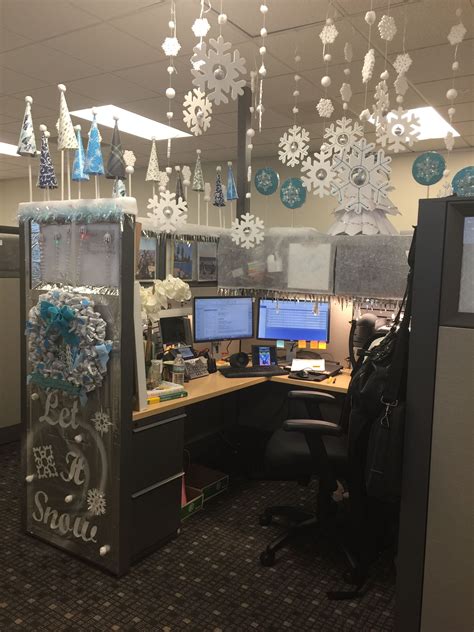 20 Office Wall Christmas Decorations