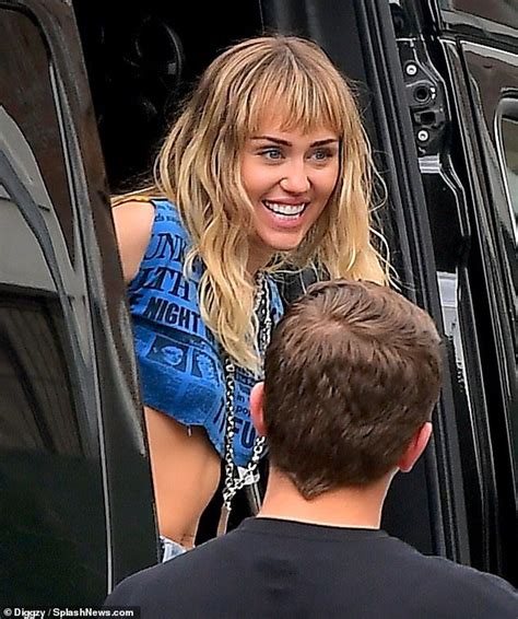 Miley Cyrus Flashes Her Abs In A Crop Top And Tiny Daisy Dukes Miley Cyrus Photoshoot Miley
