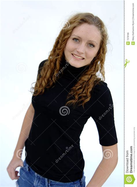 Sonrisa Adolescente Con El Pelo Rizado Foto De Archivo Imagen De Modelo Limpio 7378166