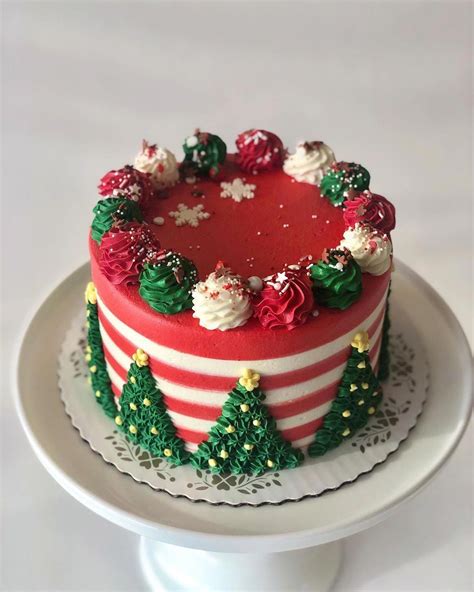 My 6 quick tips for bundt cake that never sticks! Bundt cake tomato, feta, basil | Recipe in 2020 | Christmas cake designs, Christmas cake ...