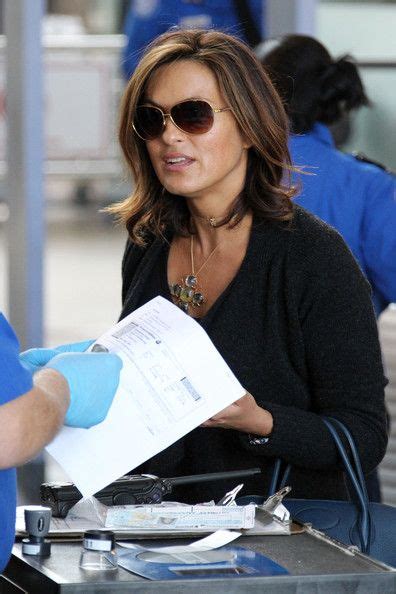 Olivia Benson Mariska Hargitay Medium Hair Styles Short Hair Styles Celebrity Moms