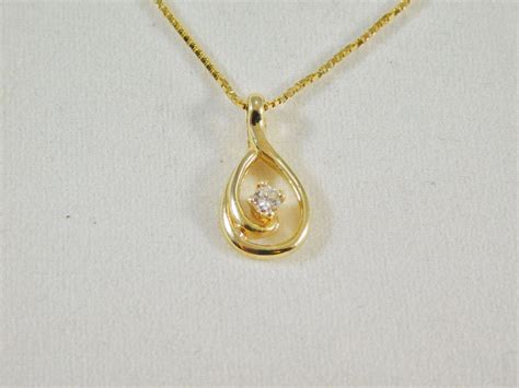 Ladies 14 Karat Yellow Gold Oval Design Diamond Pendant And Necklace