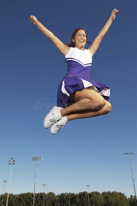 Aufgeregte Weibliche Cheerleader Stockbild Bild Von Gewinnen Uniform