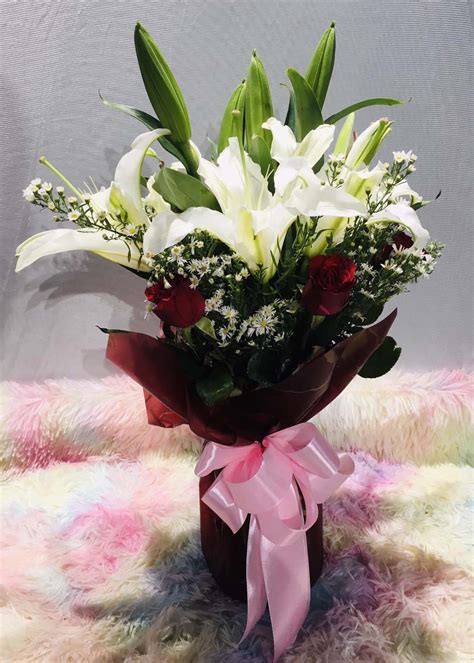 Send Red Roses And White Lilies Bouquet To Philippines