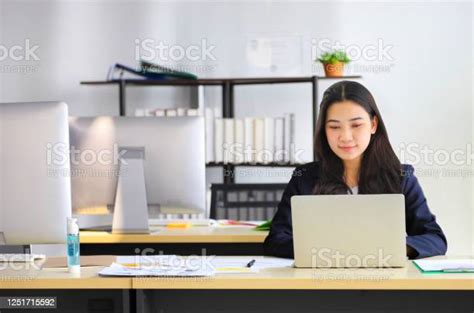 Resmi Giyen Dizüstü Bilgisayar Kullanarak Ofiste Çalışan Asyalı Iş Kadını Stok Fotoğraflar