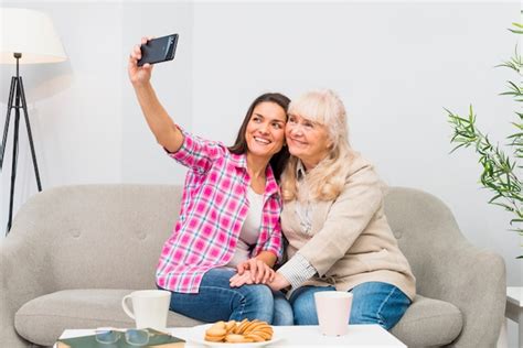Madre Feliz E Hija Que Toman El Selfie En El Teléfono Celular Con El