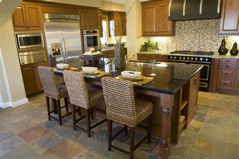 It can waste your time, if you have to move around from one side to the other side, just in order to prepare your food or take the utensils. 39 Fabulous Eat-In Custom Kitchen Designs