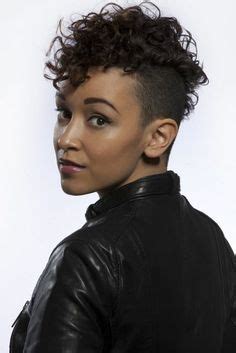 After reading these lines and watching these curly hair undercut styles gallery, you will be able to name and even reproduce by yourselves the most popular 30 different curly hair undercut styles. CURLY EDGY UNDERCUTS! XTREME CUTS!