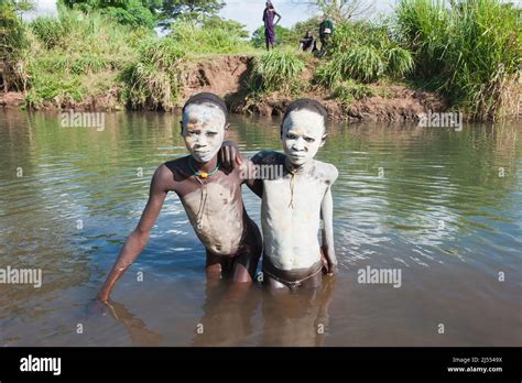 Zwei Surma jungen mit Körper Gemälde in den Fluss Kibish Omo River Valley Äthiopien