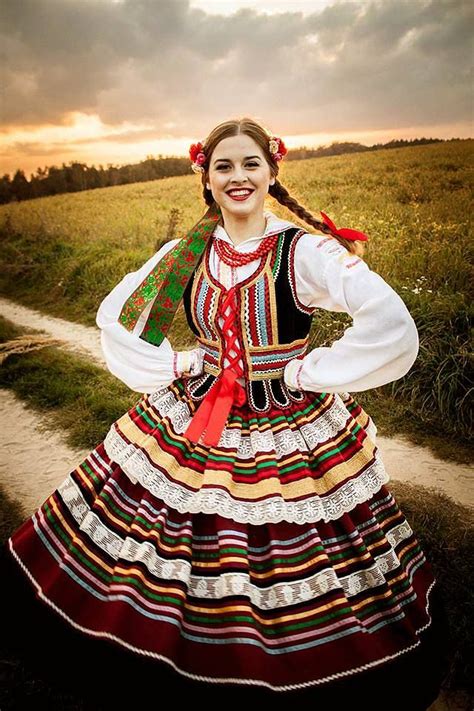 Pin By Slowianka On Polskie Stroje Ludowe Polish Traditional Costume Traditional Outfits
