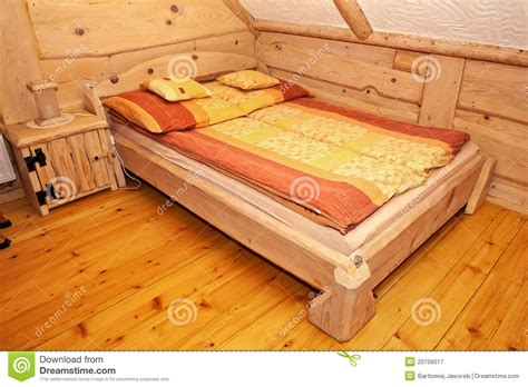 Wir haben uns farbe der wichtigen aufgabe angenommen, varianten aller art zu. Hölzernes rustikales Bett. stockbild. Bild von gelb, möbel ...
