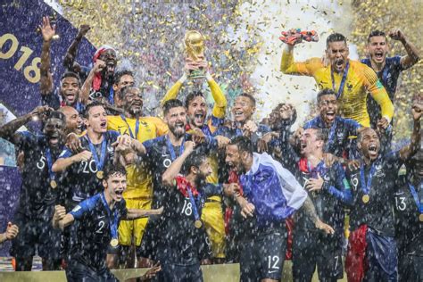 Coupe Du Monde 2018 Les Bleus Posent Fièrement Avec Leu Closer