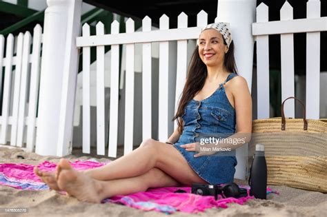 Schöne Spanierin Die Einen Tag Am Strand Genießt Stock Foto Getty Images