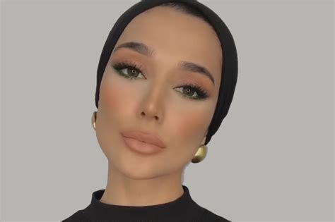 يُعدّ اللون الأخضر من دلائل العيش، والنضارة، والتغيير، والتفاؤل، بالإضافة إلى ارتباطه بمعاني الوِفاق، والسعادة، والنظرة الإيجابية للحياة، فهو لون الأرض، كما يُعتبر ذا علاقةٍ بالقوة الاقتصادية، وجلب المال، والتطوير، والارتقاء بالذات، وللون الأخضر قوّة تأثيرية في. طريقة تطبيق الكحل الاخضر للاحتفال باليوم الوطني الاماراتي ...