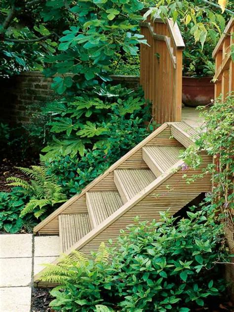 Dann empfehlen wir ihnen, am balkon eine treppe zu montieren! Treppen im Garten verlegen- ein dekoratives Element oder ...