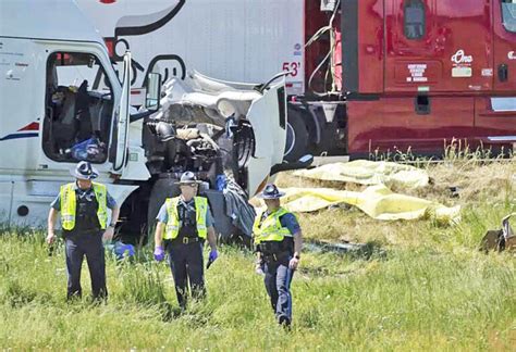 7 dead in crash between 2 big rigs van on interstate 5 in oregon