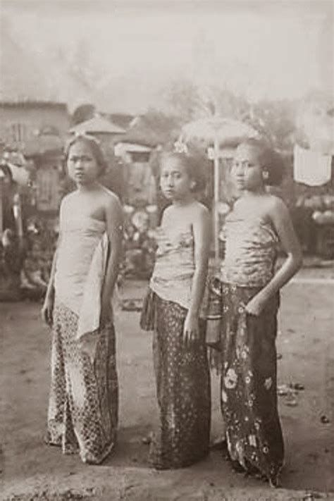 Old Indische Three Beautiful Balinesse Girl ~ Bali ~ Indonesia ~ 1920s