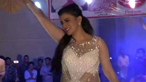 Bhojpuri Actress Akshara Singh Dance Video Goes Viral On Youtube अक्षरा सिंह के धमाकेदार डांस