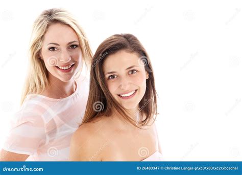 twee gelukkige glimlachende vrouwen stock afbeelding image of gezellig uitgaand 26483347