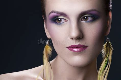 Portret Van Een Mooi Jong Meisje Met Heldere Kleurrijke Make Up En