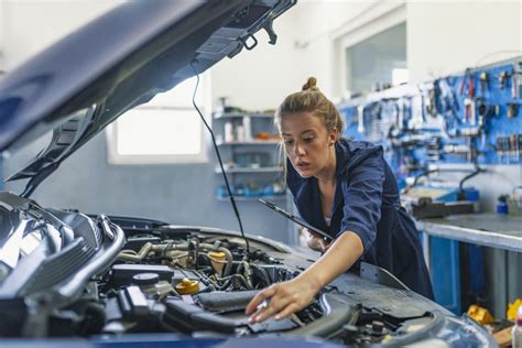 Considering Automotive School A Day In The Life Of An Auto Mechanic