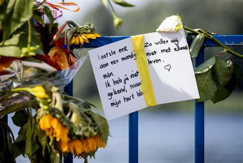 Naast familieleden en vrienden van bas lopen ook de burgemeesters van haarlem. Stille tocht voor doodgeschoten Bas van Wijk uit Badhoevedorp