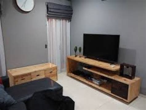 Maka dari itu kalian harus mencari sebuah referensi berkaitan model 70 desain rumah kayu minimalis sederhana dan klasik via desainrumahnya.com. Desain Unik Rak Tv Dari Kayu Palet - YouTube
