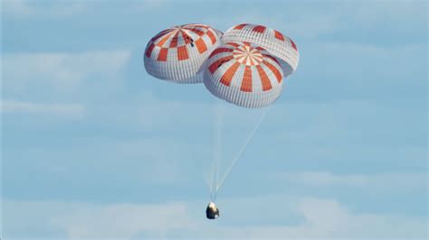 See Spacexs Crew Dragon Parachutes In Action In This Epic Video