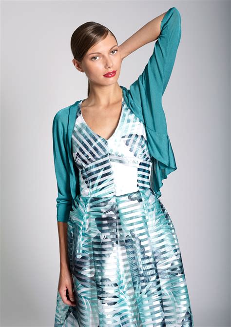 Among the classic options to colors to wear with an aqua green dress we can highlight wearing it with black shoes and accessories. Aqua green printed dress