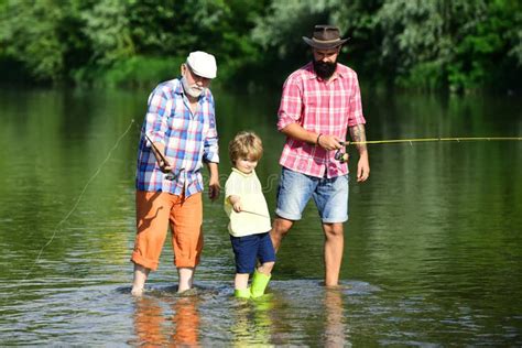 Pesca Un Niño Pequeño Vuela Pescando En El Río Con Su Padre Y Su Abuelo