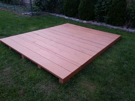 Installation of the wooden floor. Free floating pallet deck...Good idea for the dance floor at the wedding! :) | Dance floor ...