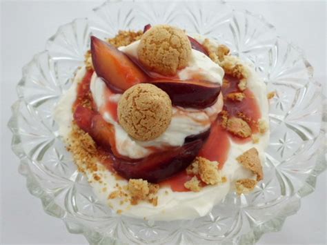 Mascarpone Creme mit marinierten Pflaumen