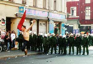 Vor allem seit dem 1. Umbruch-Bilder zum 1. Mai 2001 in Berlin