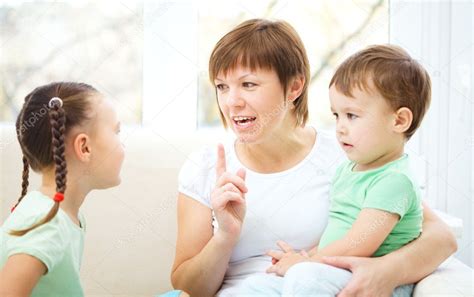 Madre Hablando Con Sus Hijos Fotografía De Stock © Kobyakov 15314579