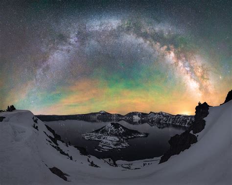 The Milky Way Arching Over Crater Lake Oregon Oc 2000x1600