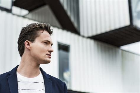 Élke beller die live op de radio komt tussen 7.00 en 9.00 uur wint een auto. Maarten Vancoillie boek je nu bij Globe Entertainment ...