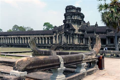 Following 400 years of decline, cambodia became a french colony and during the 20th century experienced the turmoil of war, occupation by the. Kambodscha - Tempel in Angkor Wat Foto & Bild | world ...