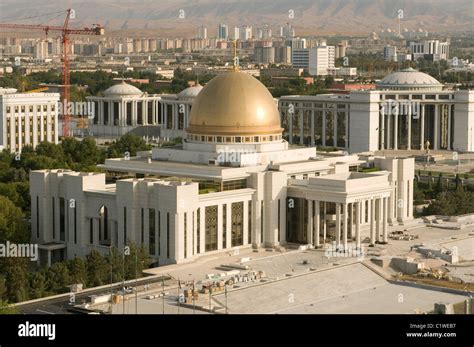 Turkmenistán Ashgabat imponente palacio con cúpula Fotografía de