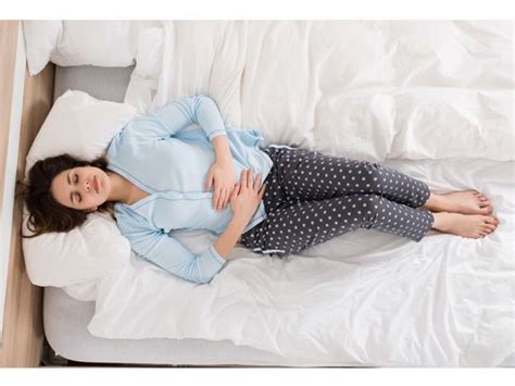 Junge frau mit aknehaut im zoomkreis. Was hilft gegen PMS? | EAT SMARTER