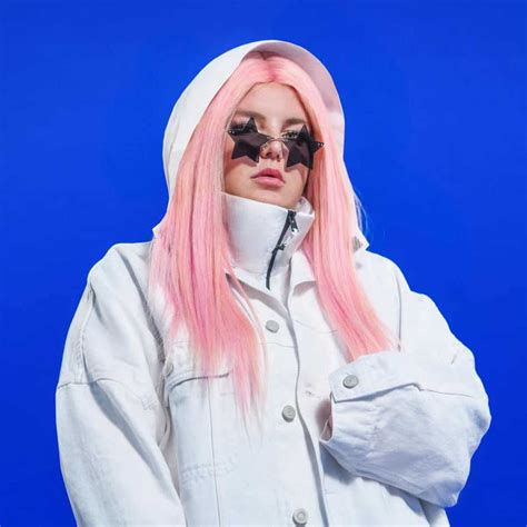 Tones and i — cloudy day (2021). Testo e Traduzione di Fly Away di Tones And I