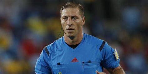 La argentina se ha llevado las miradas de los internautas y también ha recibido algunos insultos por el trabajo del árbitro. Néstor Pitana, el árbitro del Colombia-Uruguay en ...