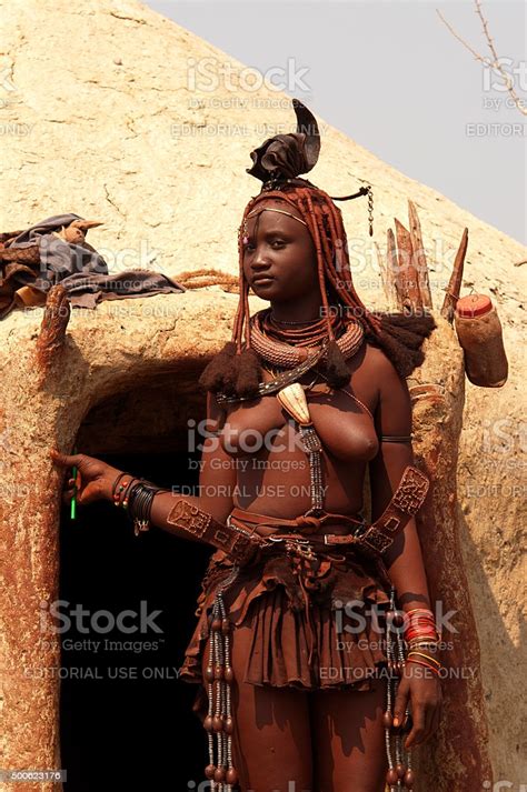 Himba Mujer Frente A Su Hut Cataratas Epupa Namibia Foto De Stock Y Más