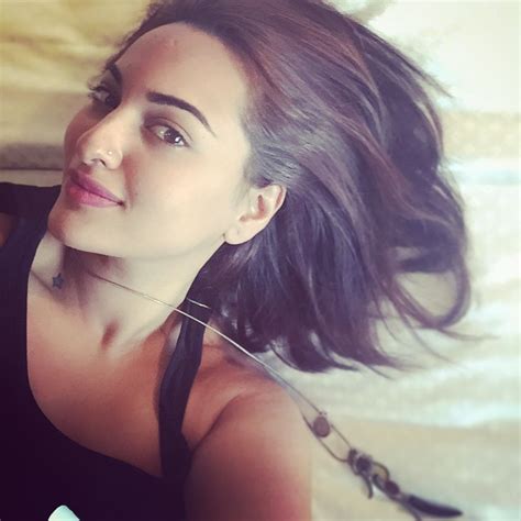 18 Pictures That Prove Sonakshi Sinha Is Bollywoods Unbeatable Selfie Queen Life With Styles