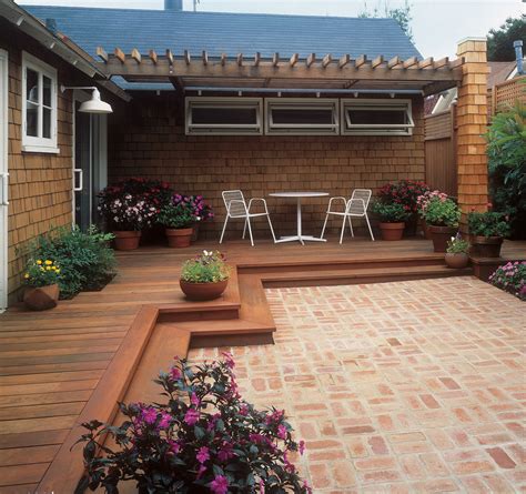 Landscaping ideas for suburban homes. Free building plan for a transitional backyard deck ...