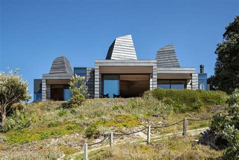 Crosson Architects Tops New Zealand House With Strategically Placed