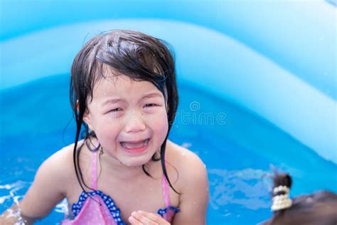 Niña Asiática De 4 Años Está Llorando En Una Piscina Azul Mientras